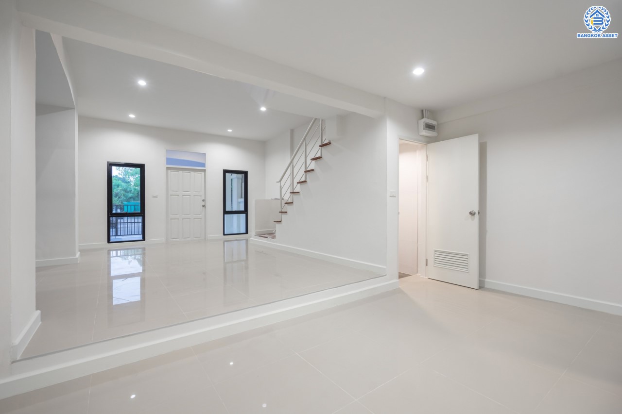 ทาวน์เฮ้าส์มือสองนนทบุรี ม.สรานนท์ ติวานนท์-ปากเกร็ด ทาวน์เฮ้าส์ 3ชั้นครึ่ง หลังมุม เนื้อที่ 26 ตร.ว. ฟังก์ชัน 4 ห้องนอน 3 ห้องน้ำ จอดรถได้ 1 คัน พร้อม Living Room กว้างขวาง บนทำเลติดถนนติวานนท์ ใกล้เซ็นทรัลแจ้งวัฒนะ รถไฟฟ้าสายสีชมพู "สถานีปากเกร็ด" และทางด่วน "ศรีรัช"...